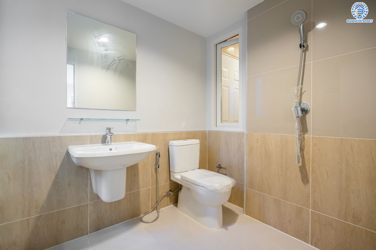 บ้านมือสองตกแต่งใหม่ ม.คาซ่าวิลล์ ราชพฤกษ์-รัตนาธิเบศร์2 แบรนด์ Q.House ต่อเติมครบพร้อมเข้าอยู่ เนื้อที่ 53.2 ตร.ว. ฟังก์ชันจัดเต็ม 3 ห้องนอน 3 ห้องน้ำ 1ห้องอเนกประสงค์ จอดรถได้ 2 คัน บนทำเลศักยภาพ ติดถนนราชพฤกษ์ และเพียง 10 นาทีถึงรถไฟฟ้า "สถานีบางรักน้อยท่าอิฐ"